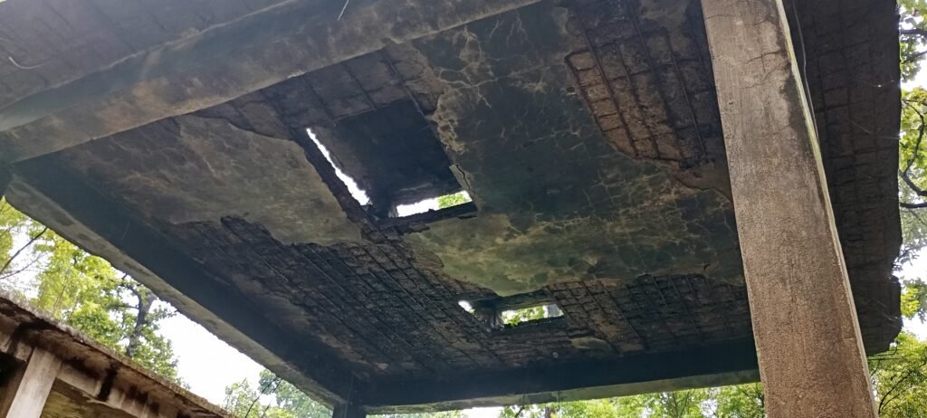 मुक्तिधाम दीपका की छत हो चुकी जर्जर दाह संस्कार करने आये लोगों के साथ घट सकती है अप्रिय वरदात