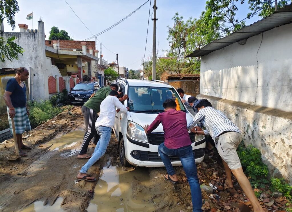 बेलटिकरी पंचायत में अधूरी नाली से बढ़ी परेशानी, वाहन फंसा—ग्रामीणों में आक्रोश