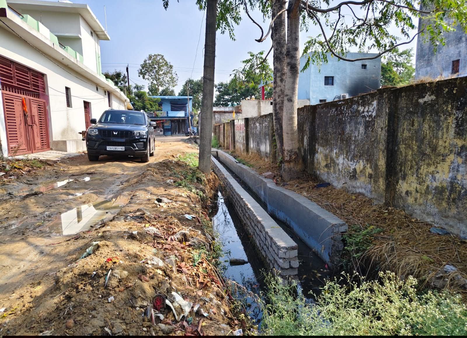 अधूरा नाली, निर्माण कार्य पूरा होने तक पसर रही गंदगी