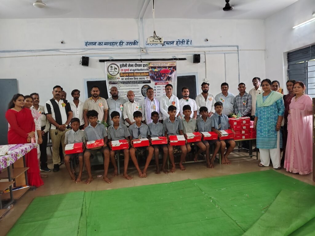 गुरु पूर्णिमा के सुवसर पर मिडिल स्कूल विजयनगर में भव्य न्यौता भोज, 120 विद्यार्थियों को मिले छाते; शिक्षा और सेवा का प्रेरक संगम