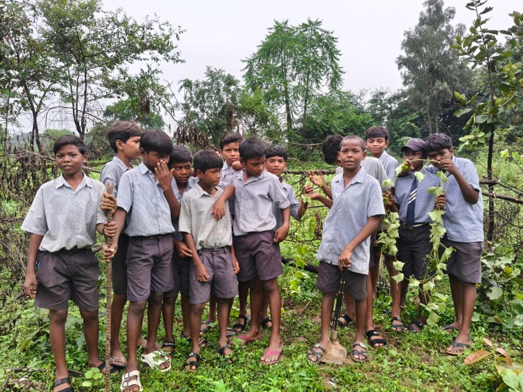 पत्थरीली जमीन पर हरियाली की मिसाल बना विजयनगर मिडिल स्कूल, पौधों को राखी बांधने की तैयारी में जुटे बच्चे नवाचार, पर्यावरण संरक्षण और रचनात्मक शिक्षा का अनूठा संगम बना बिंझरा विजयनगर का मिडिल स्कूल